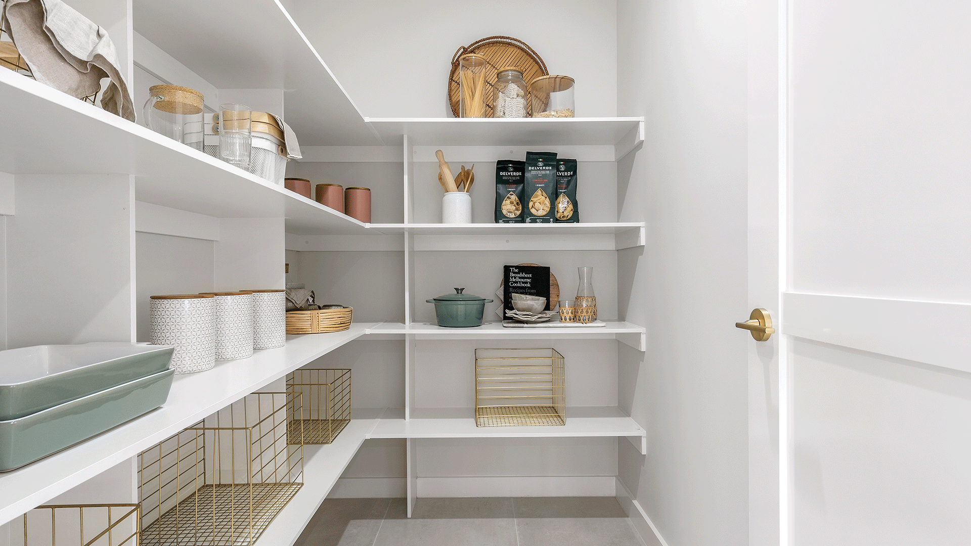 Sansa 28 Butler's Pantry