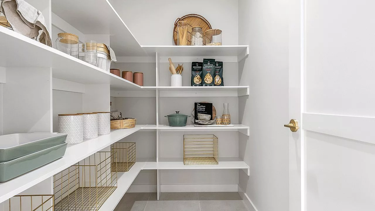 Sansa 28 Butler's Pantry
