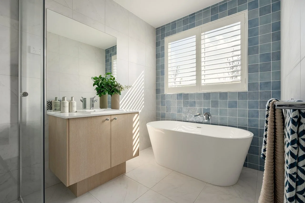 Lakeport 295 Bathroom