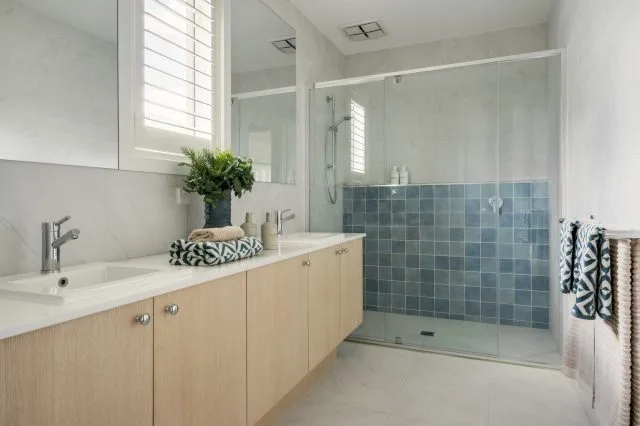 Lakeport 295 Master Ensuite
